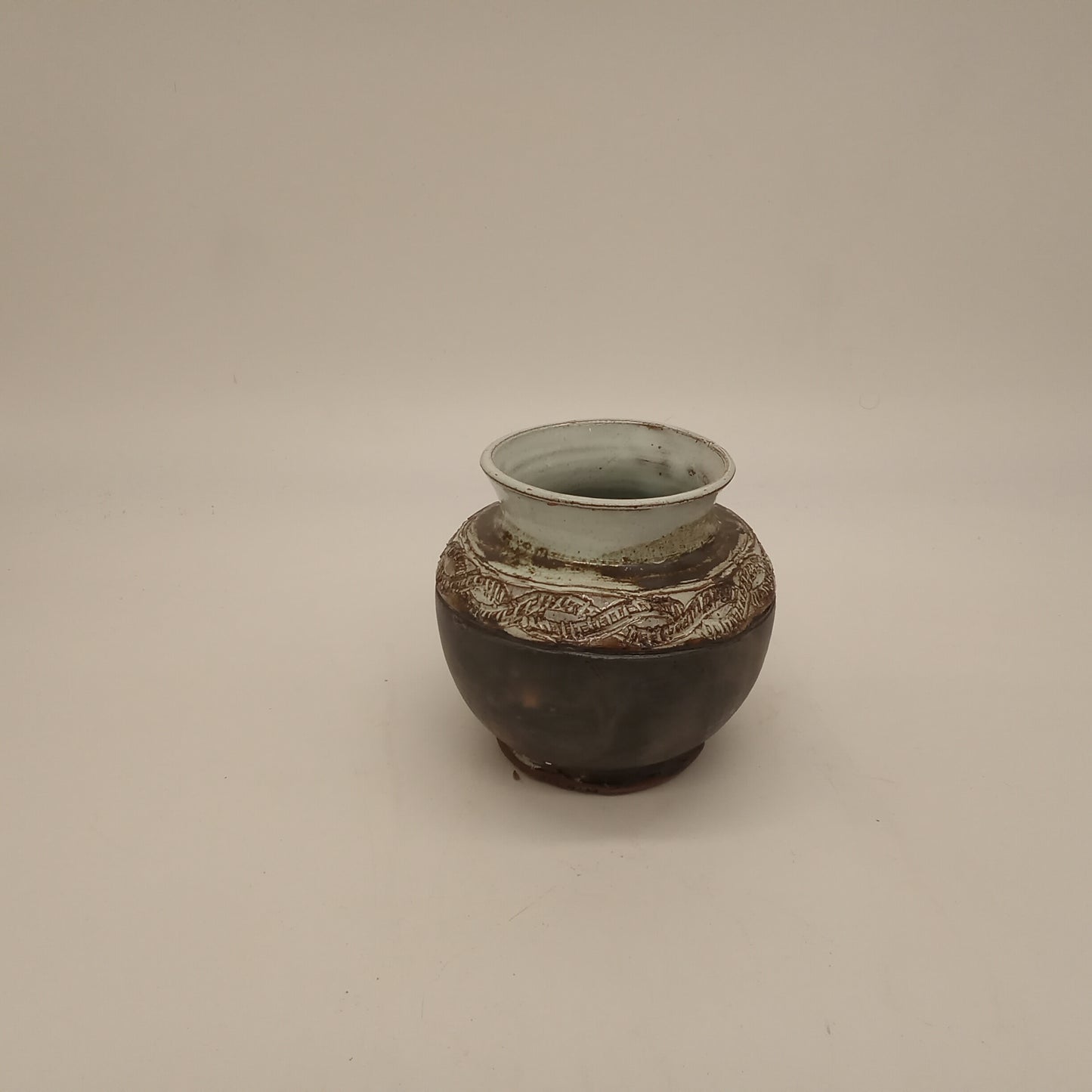 Small roped pot