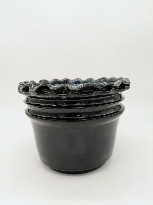 Frilled Pot