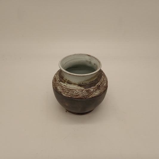 Small roped pot